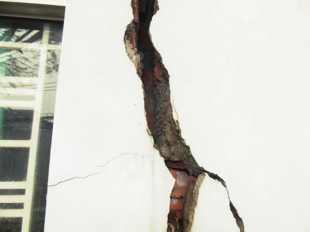 The crack — close-up.. Picture by Ian Russell (charityneeds.com).
