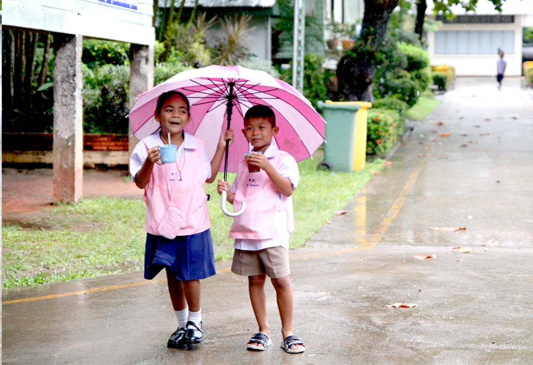 Children in a Thailand street